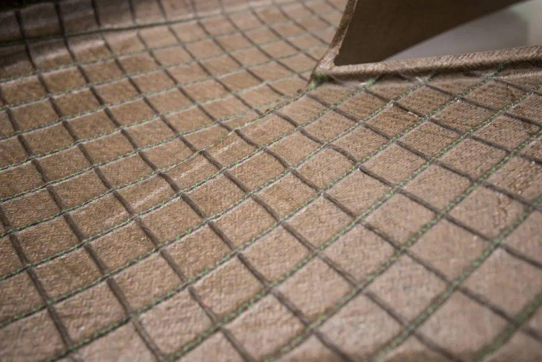 由亞麻和可降解樹(shù)脂制造電動(dòng)貨車(chē)的尼龍610塑料外飾車(chē)身部件